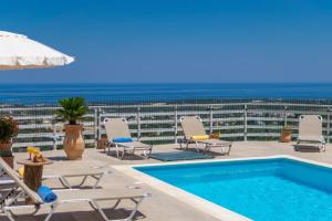 Bazén v ubytovaní Haravgi 5 bedrooms villa alebo v jeho blízkosti