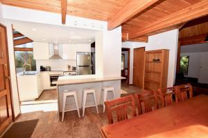 Sublime Cedar Lodge Leura的厨房或小厨房