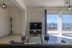 Televízia a/alebo spoločenská miestnosť v ubytovaní Haravgi 5 bedrooms villa