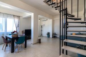 Posedenie v ubytovaní Haravgi 5 bedrooms villa