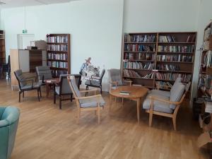 Knihovna v hostelu