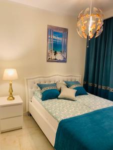 Posteľ alebo postele v izbe v ubytovaní Apartament Jantarowe Zacisze Blue