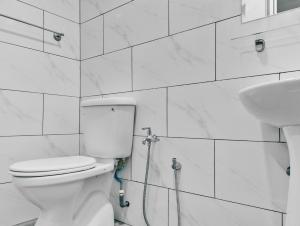 Koupelna v ubytování Hotel Eco Desaru + 16 fotografií