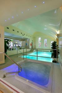 duży basen w budynku z basenem w obiekcie Clifton Park Hotel - Exclusive to Adults w mieście Lytham St Annes