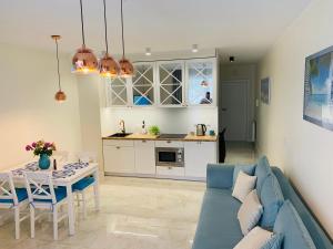 Kuchyňa alebo kuchynka v ubytovaní Apartament Jantarowe Zacisze Blue