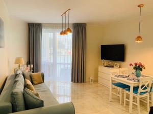 Televízia a/alebo spoločenská miestnosť v ubytovaní Apartament Jantarowe Zacisze Blue