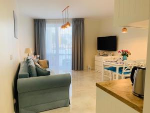 Televízia a/alebo spoločenská miestnosť v ubytovaní Apartament Jantarowe Zacisze Blue