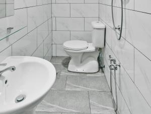 Koupelna v ubytování Hotel Eco Desaru