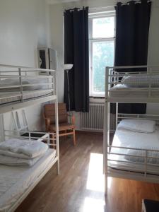 Postel nebo postele na pokoji v ubytování Körsbärskullen