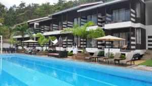 Der Swimmingpool an oder in der Nähe von The Barat Tioman Beach Resort