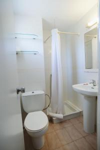 a bathroom with a toilet and a sink at Alper Apartments Mallorca in Palmanova