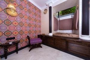 Zimmer mit einer Bank, einem Tisch und einem Fenster in der Unterkunft Comfortable bunker SELF Check-in 24 7 in Odessa