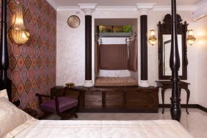 ein Schlafzimmer mit einem Bett und einem Spiegel in der Unterkunft Comfortable bunker SELF Check-in 24 7 in Odessa