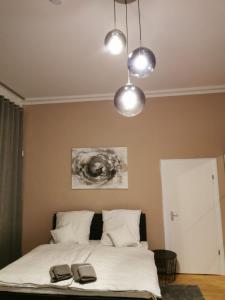 ein Schlafzimmer mit einem Bett mit zwei Schuhen drauf in der Unterkunft Stay Inn Braunschweig in Braunschweig