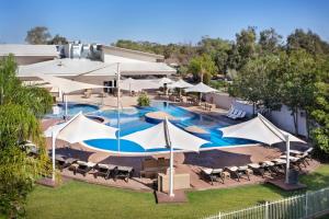 Pogled na bazen v nastanitvi Crowne Plaza Alice Springs Lasseters, an IHG Hotel oz. v okolici