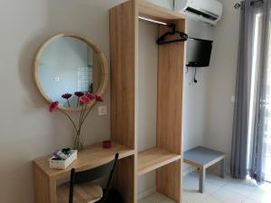 A television and/or entertainment centre at Nini's House 2 - 100m from beach NIDRI TOWN CENTER