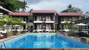 Der Swimmingpool an oder in der Nähe von The Barat Tioman Beach Resort