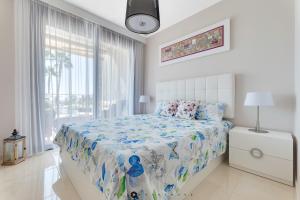 Postel nebo postele na pokoji v ubytování SEA SENSES SKYLINE Torrevieja