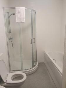 Bathroom sa Cuttle Bridge Inn Hotel - NEC / Birmingham Airport