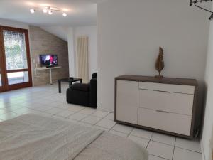 a living room with a tv and a couch at Casa Grace in Brione