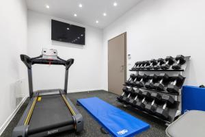 a room with a gym with a treadmill at BO Hotel Palazzo in Poreč
