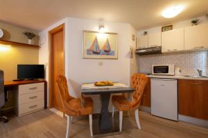 Kuchyňa alebo kuchynka v ubytovaní Studio apartment Oleander