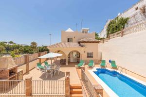 Willa z basenem, krzesłami i domem w obiekcie Villa Oliva Nerja - Luxury Redesign & Private Pool w mieście Nerja