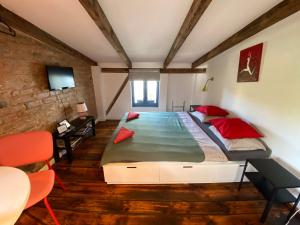 ein Schlafzimmer mit einem großen Bett mit roten Kissen in der Unterkunft Pocztówka Spod Dachu in Sopot