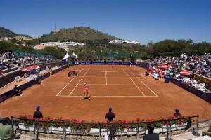 ein Tennismatch auf einem Tennisplatz vor einer Menschenmenge in der Unterkunft Las Dalias 1 in Atamaría