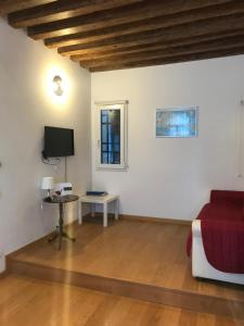 TV a/nebo společenská místnost v ubytování Appartamento Ghetto Novissimo