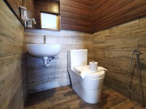 Ein Badezimmer in der Unterkunft The Barat Tioman Beach Resort