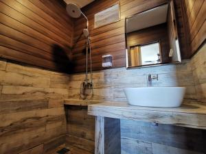Ein Badezimmer in der Unterkunft The Barat Tioman Beach Resort
