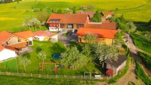 uma vista aérea de uma casa com um parque infantil em Ferienwohnungen Berger em Scheidegg