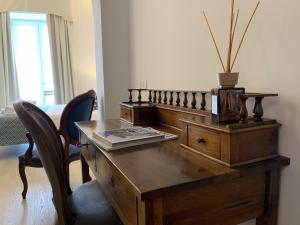 a wooden desk with a vase on top of it at Domus Centro Tropea in Tropea