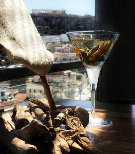 kieliszek wina siedzący na stole obok okna w obiekcie A for Athens w Atenach