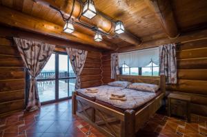 Un pat sau paturi într-o cameră la Ranch Jestřebice
