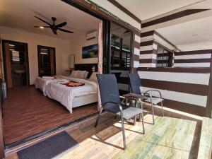 Ein Sitzbereich in der Unterkunft The Barat Tioman Beach Resort