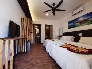 Ein Bett oder Betten in einem Zimmer der Unterkunft The Barat Tioman Beach Resort