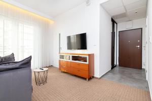Televízia a/alebo spoločenská miestnosť v ubytovaní Varsovia Comfort