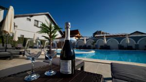 Bazén v ubytování Astoria Hotel & SPA nebo v jeho okolí