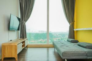 Μια τηλεόραση ή/και κέντρο ψυχαγωγίας στο Highest Value 1BR Apartment at Tree Park City BSD By Travelio