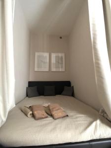 łóżko z 2 poduszkami w pokoju w obiekcie Zlatý Apartmán w mieście Dolní Morava