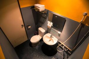 un bagno con un water bianco e un lavandino di Heng-zhan Inn a Città Vecchia di Hengchun