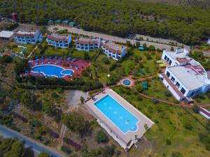 Bazén v ubytování Hôtel Le Mont Vert nebo v jeho okolí