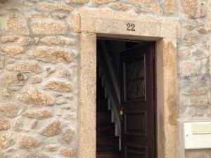 un edificio de piedra con una puerta y una escalera en 3 Marias - Nº22 - T4, en Lousa