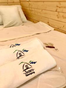 Ένα ή περισσότερα κρεβάτια σε δωμάτιο στο Glamping Jezero