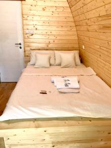 Ένα ή περισσότερα κρεβάτια σε δωμάτιο στο Glamping Jezero