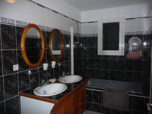 La salle de bains est pourvue de 2 lavabos et de 2 miroirs. dans l'établissement le marais, à LʼÉguille