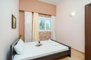 1 dormitorio con cama y ventana en Dreamy Villa, en Skala Kallirakhis