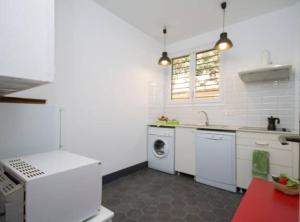 een keuken met witte kasten en een wasmachine bij Salou 2 · House2 garden in front of the beach - Ferrari Land in Salou +36 foto's